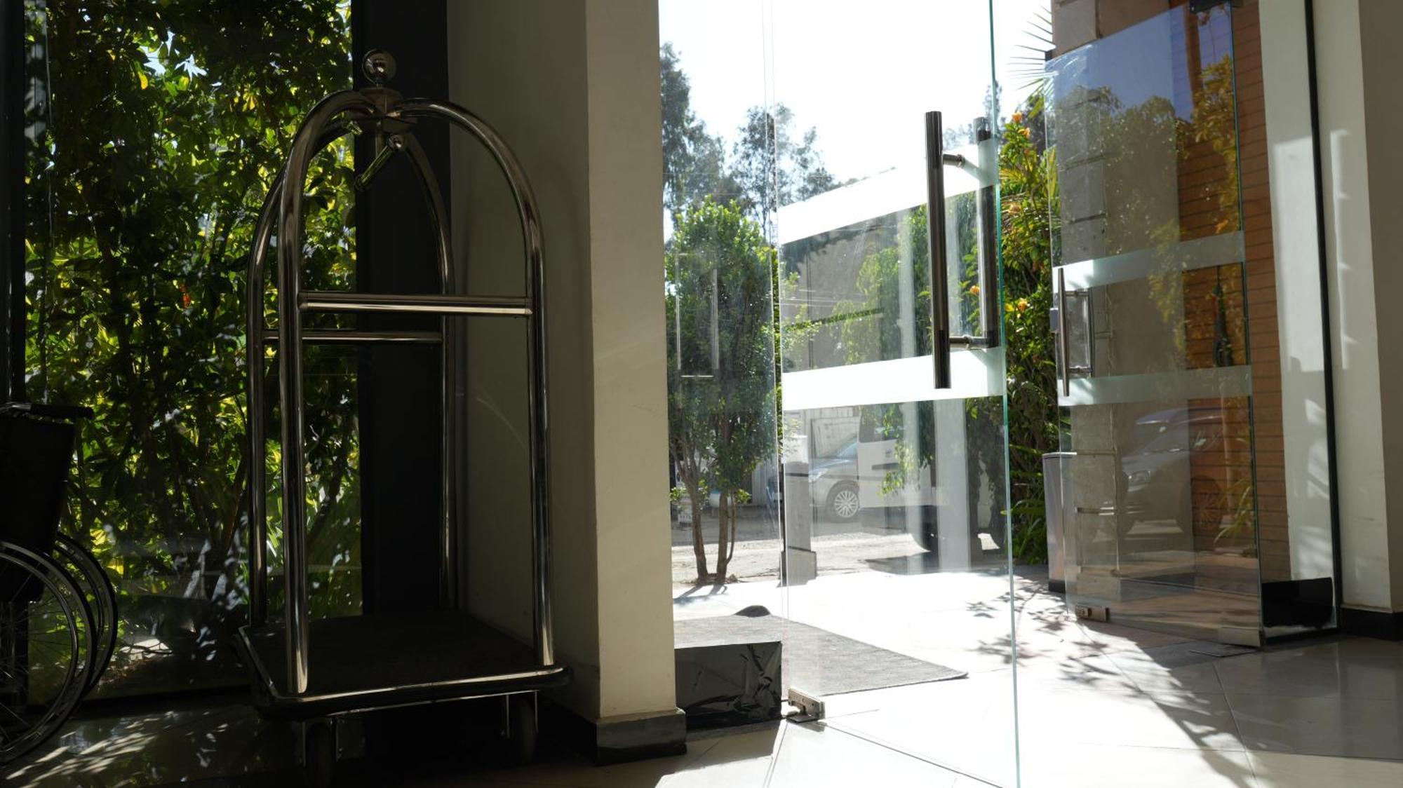Mazeki Addis Boutique Hotel Bagian luar foto